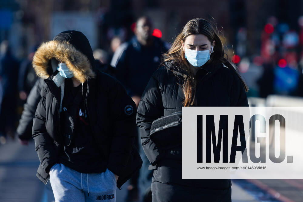 People seen walking over Westminster Bridge wearing face masks..Prime Minister Boris Johnson announced that the wearing of face masks is a must and also working from home as plan B restrictions will continue. London United Kingdom - ZUMAs197 20220105_zaa_s197_348