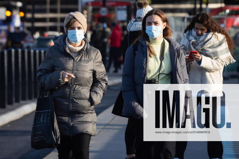People seen walking over Westminster Bridge wearing face masks..Prime Minister Boris Johnson announced that the wearing of face masks is a must and also working from home as plan B restrictions will continue. London United Kingdom - ZUMAs197 20220105_zaa_s197_349