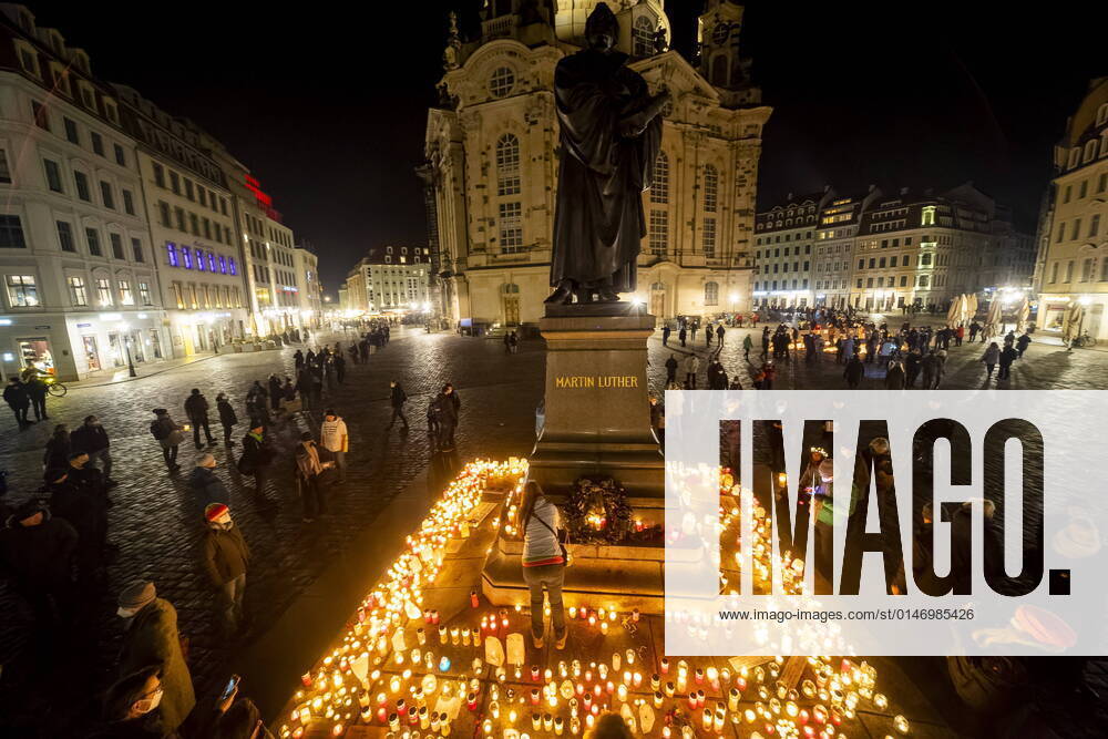 Haltung zeigen Die Dresdner Initiative Haltung zeigen rief am Samstag zu einer Kerzenaktion auf dem Neumarkt vor der Frauenkirche auf. Tausende Menschen der schweigenden Mehrheit folgten der Einladung und stellten still Kerzen auf und protestierten auf diese Art gegen die zunehmende Querdenker-, Corona-Leugner und Impfgegner-Bewegung. Dresden Sachsen GERMANY