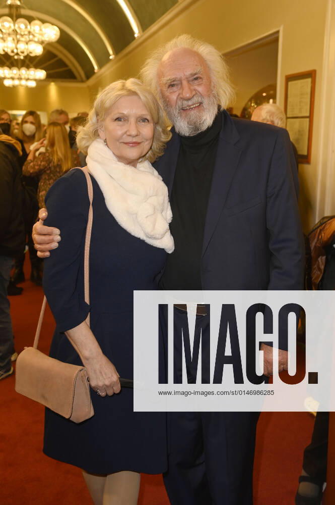 Achim Wolff mit Ehefrau Rita Feldmeier bei der Premiere des Theaterstücks Rent A Friend im Schlosspark Theater. Berlin