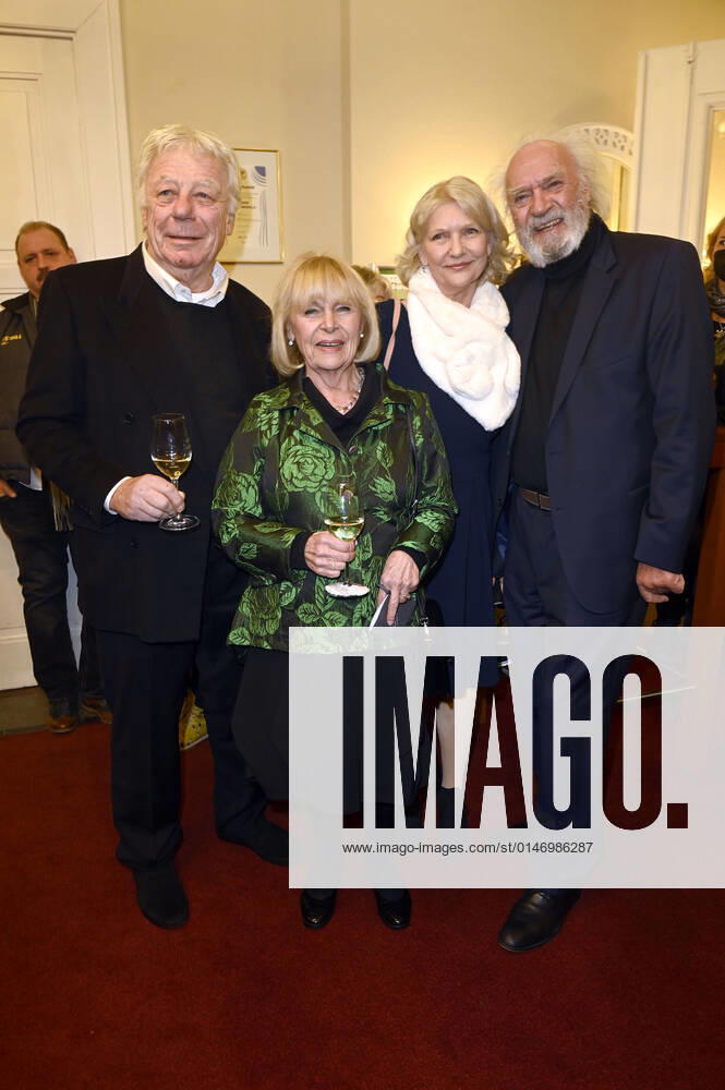 Dagmar Biener mit Ehemann Joachim Zerbster und Achim Wolff mit Ehefrau Rita Feldmeier bei der Premiere des Theaterstücks Rent A Friend im Schlosspark Theater. Berlin