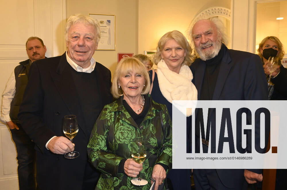 Dagmar Biener mit Ehemann Joachim Zerbster und Achim Wolff mit Ehefrau Rita Feldmeier bei der Premiere des Theaterstücks Rent A Friend im Schlosspark Theater. Berlin