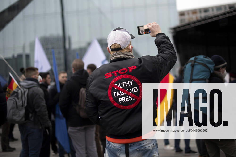 Protest AfD - Gegen Impfplicht DEU, Deutschland, Germany, Berlin, 11.12.2021 Demonstrant mit shirt Filthy Tabloid Press gegen die Presse und Medien auf einer Kundgebung und Demonstration der Jungen Alternative JA, die Jugendorganisation‹ der rechtsextremen Partei Alternative fuer Deutschland AfD gegen eine Impfpflicht und die Coronapolitik der Bundesregierung unter dem Motto Impfstreik Deutschland im Regierungsviertel in Berlin. Der Protest ist gegen das Impfen gegen Corona Covid-19 und eine moegliche Impfpflicht wird unterstuetzt von sog. Querdenker und Rechtsradikalen. Junge Alternative fuer Deutschland. en: Protester with Filthy Tabloid Pressagaints the media and the press at a rally and demonstration by the Junge Alternative JA, the y