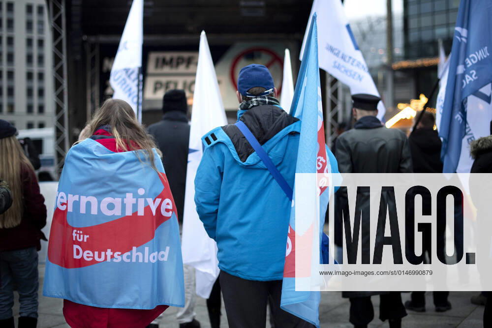 Protest AfD - Gegen Impfplicht DEU, Deutschland, Germany, Berlin, 11.12.2021 Demonstranten mit Fahne der AfD auf einer Kundgebung und Demonstration der Jungen Alternative JA, die Jugendorganisation‹ der rechtsextremen Partei Alternative fuer Deutschland AfD gegen eine Impfpflicht und die Coronapolitik der Bundesregierung unter dem Motto Impfstreik Deutschland im Regierungsviertel in Berlin. Der Protest ist gegen das Impfen gegen Corona Covid-19 und eine moegliche Impfpflicht wird unterstuetzt von sog. Querdenker und Rechtsradikalen. Junge Alternative fuer Deutschland. en: Protester with flags of the AfD at a rally and demonstration by the Junge Alternative JA, the youth organization of the right-wing extremist party Alternative für Deuts
