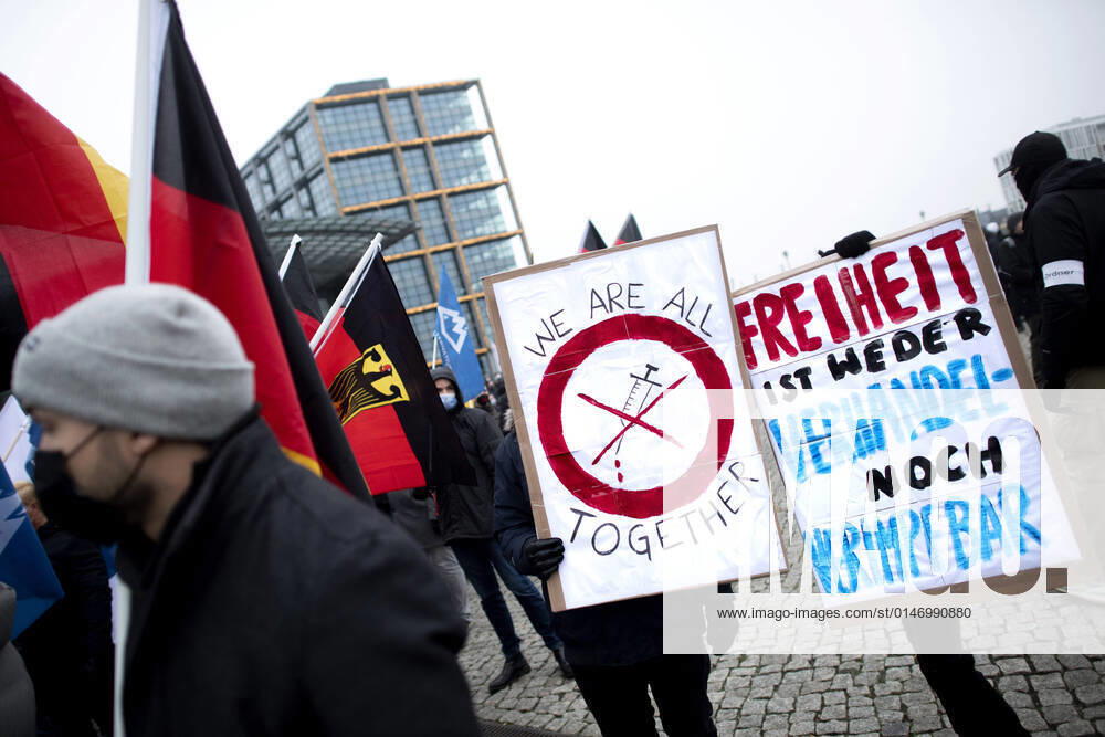 Protest AfD - Gegen Impfplicht DEU, Deutschland, Germany, Berlin, 11.12.2021 Demonstrant mit Plakat We Are All Together Symbol Spritze Gegen Impfpflicht auf einer Kundgebung und Demonstration der Jungen Alternative JA, die JugendorganisationöÄa der rechtsextremen Partei Alternative fuer Deutschland AfD gegen eine Impfpflicht und die Coronapolitik der Bundesregierung unter dem Motto Impfstreik Deutschland im Regierungsviertel in Berlin. Der Protest ist gegen das Impfen gegen Corona Covid-19 und eine moegliche Impfpflicht wird unterstuetzt von sog. Querdenker und Rechtsradikalen. Junge Alternative fuer Deutschland. en: Protester with poster We are all together symbol syringe against mandatory vaccination at a rally and demonstration by th