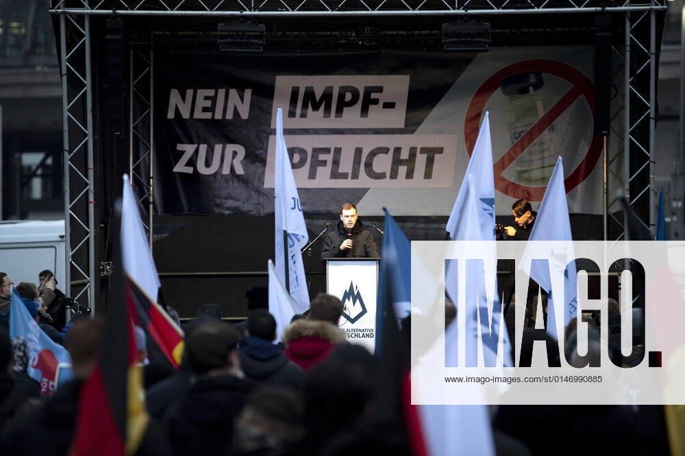 Protest AfD - Gegen Impfplicht DEU, Deutschland, Germany, Berlin, 11.12.2021 Rede von Jan Wenzel ‹Schmidt, MdB AfD im Deutschen Bundestag, und Podium mit Logo Flamme der Jungen Alternativen und Nein zur Impfpflicht auf einer Kundgebung und Demonstration der Jungen Alternative JA, die Jugendorganisation‹ der rechtsextremen Partei Alternative fuer Deutschland AfD gegen eine Impfpflicht und die Coronapolitik der Bundesregierung unter dem Motto Impfstreik Deutschland im Regierungsviertel in Berlin. Der Protest ist gegen das Impfen gegen Corona Covid-19 und eine moegliche Impfpflicht wird unterstuetzt von sog. Querdenker und Rechtsradikalen. Junge Alternative fuer Deutschland. en: Podium with the Flamme der Junge alternatives and no to manda