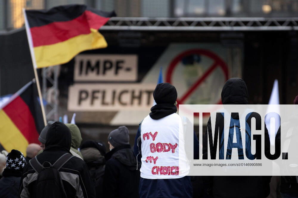 Protest AfD - Gegen Impfplicht DEU, Deutschland, Germany, Berlin, 11.12.2021 Demonstrant mit t-shirt My Body My Choice gegen Impfplicht auf einer Kundgebung und Demonstration der Jungen Alternative JA, die Jugendorganisation‹ der rechtsextremen Partei Alternative fuer Deutschland AfD gegen eine Impfpflicht und die Coronapolitik der Bundesregierung unter dem Motto Impfstreik Deutschland im Regierungsviertel in Berlin. Der Protest ist gegen das Impfen gegen Corona Covid-19 und eine moegliche Impfpflicht wird unterstuetzt von sog. Querdenker und Rechtsradikalen. Junge Alternative fuer Deutschland. en: Protester with t-shirt My Body My Choice at a rally and demonstration by the Junge Alternative JA, the youth organization of the right-wing ex