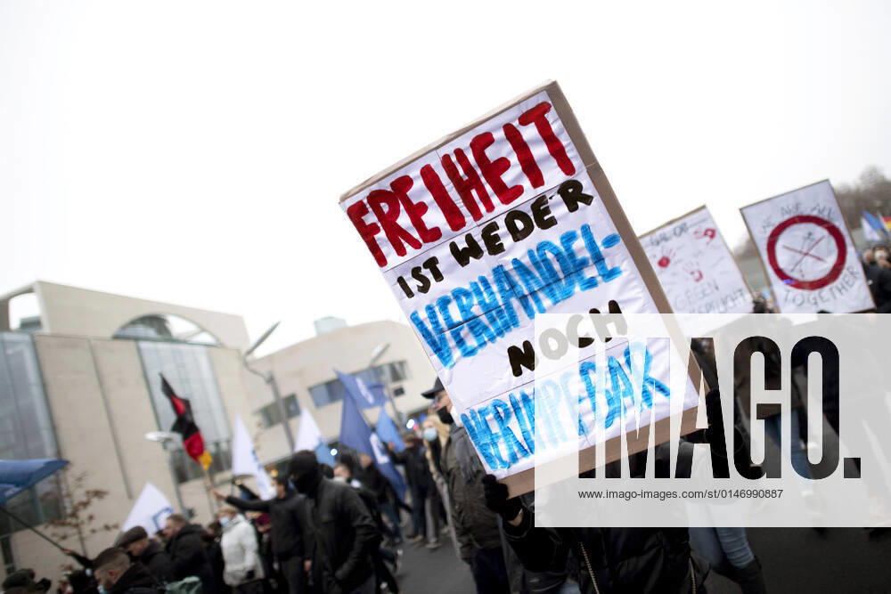Protest AfD - Gegen Impfplicht DEU, Deutschland, Germany, Berlin, 11.12.2021 Demonstrant mit Plakat We Are All Together Symbol Spritze Gegen Impfpflicht auf einer Kundgebung und Demonstration der Jungen Alternative JA, die JugendorganisationöÄa der rechtsextremen Partei Alternative fuer Deutschland AfD gegen eine Impfpflicht und die Coronapolitik der Bundesregierung unter dem Motto Impfstreik Deutschland im Regierungsviertel in Berlin. Der Protest ist gegen das Impfen gegen Corona Covid-19 und eine moegliche Impfpflicht wird unterstuetzt von sog. Querdenker und Rechtsradikalen. Junge Alternative fuer Deutschland. en: Protester with poster We are all together symbol syringe against mandatory vaccination at a rally and demonstration by th