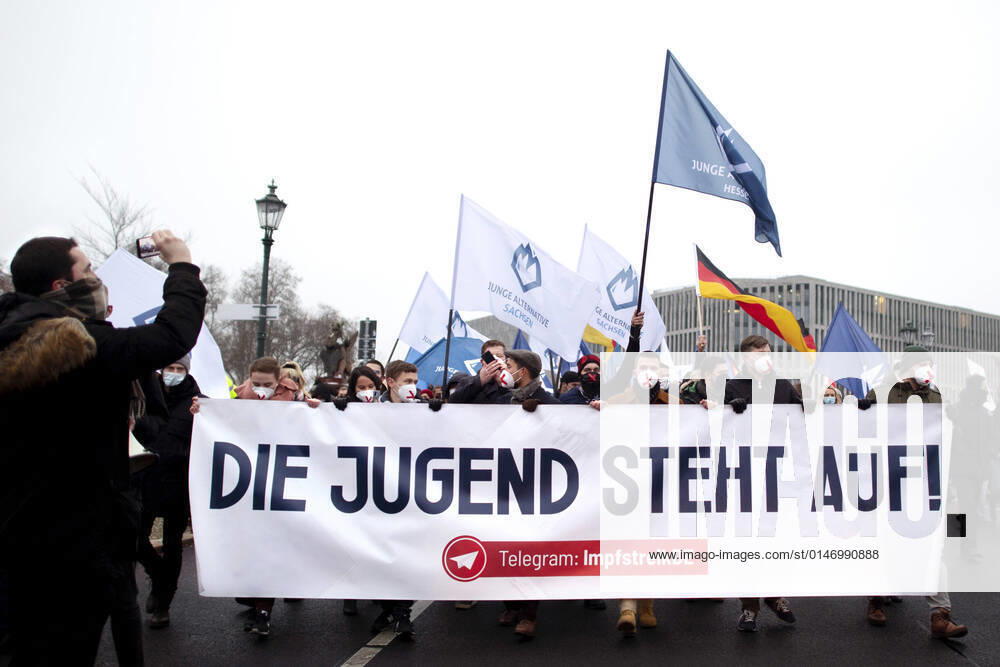 Protest AfD - Gegen Impfplicht DEU, Deutschland, Germany, Berlin, 11.12.2021 Demonstrant mit Transparent Die Jugend Steht Auf Telegram Impfstreik auf einer Kundgebung und Demonstration der Jungen Alternative JA, die Jugendorganisation‹ der rechtsextremen Partei Alternative fuer Deutschland AfD gegen eine Impfpflicht und die Coronapolitik der Bundesregierung unter dem Motto Impfstreik Deutschland im Regierungsviertel in Berlin. Der Protest ist gegen das Impfen gegen Corona Covid-19 und eine moegliche Impfpflicht wird unterstuetzt von sog. Querdenker und Rechtsradikalen. Junge Alternative fuer Deutschland. en: Protester with banner The youth stands up on Telegram vaccination strike at a rally and demonstration by the Junge Alternative JA, t
