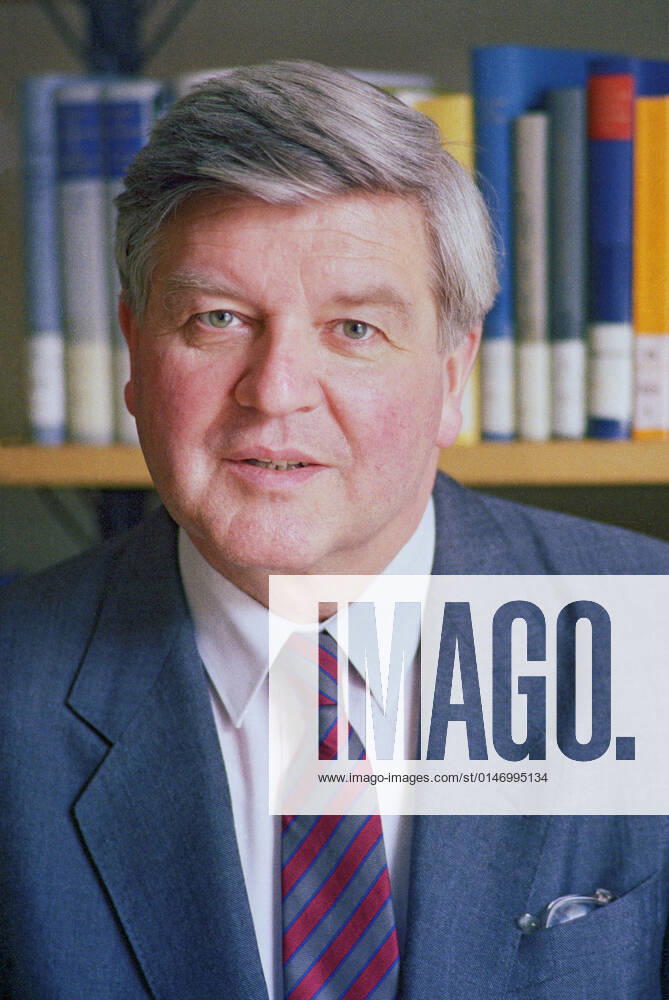 Prof. Dr. Hans Maier, 1986 DEU, Deutschland, 1986, Prof. Dr. Hans Maier, geb. 1931, Portraet, Portrait, Politikwissenschaftler, Politiker, damals bayerischer Kultusminister (1970-1986), Bayern, Geschichte, 1980er, 80er, Jahre, Achtziger Jahre, historisch,