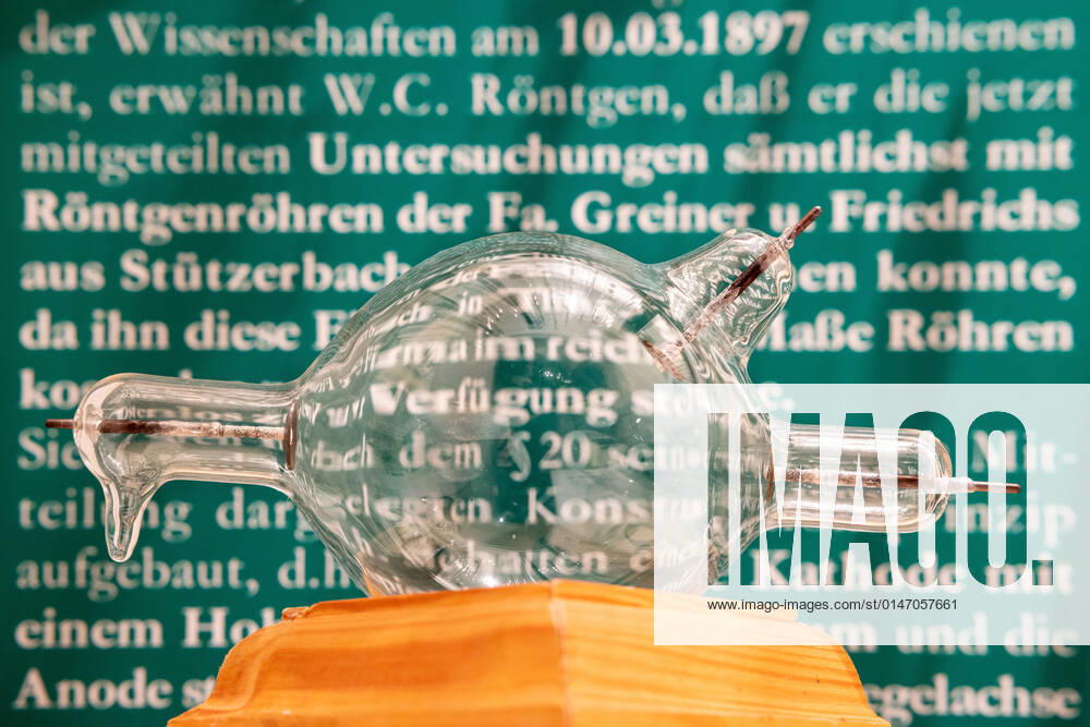 Röntgenröhre Eine Nachbildung der ersten Röntgenröhre von 1895 1896 ist im Heimat- und Glasmuseum Stützerbach ausgestellt. Am 8. November 1895 entdeckte Wilhelm Conrad Röntgen zufällig die Röntgenstrahlen und revolutionierte damit vor 125 Jahren nicht nur die Medizin. Stützerbach Thüringen DEUTSCHLAND