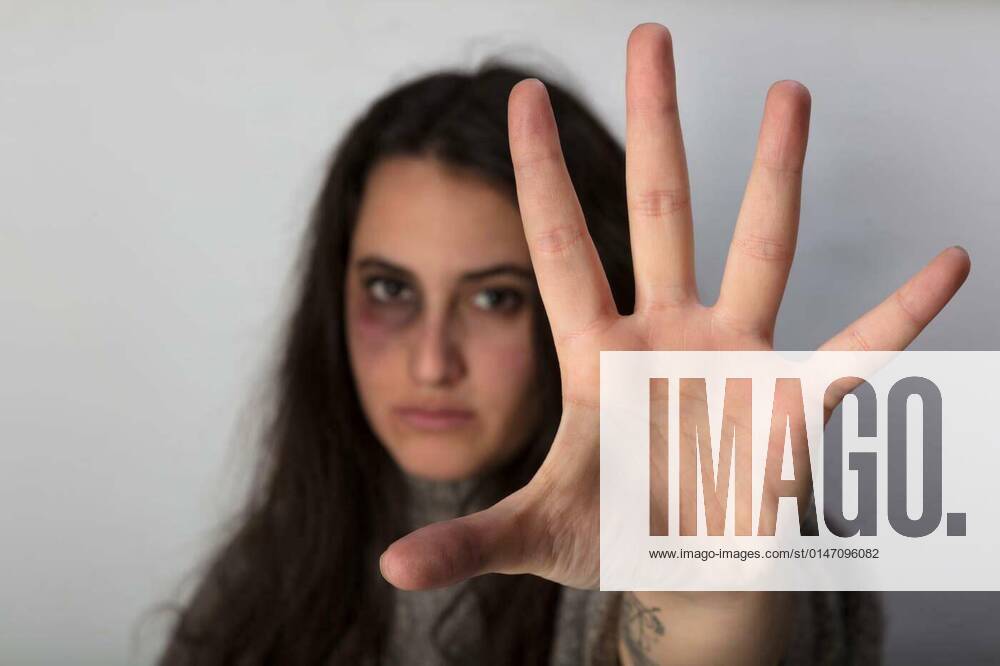 IMAGO Creative: Gesellschaft, Armut Abused woman stretching out her spread hand model released, Symbolfoto, 25.09.2021,