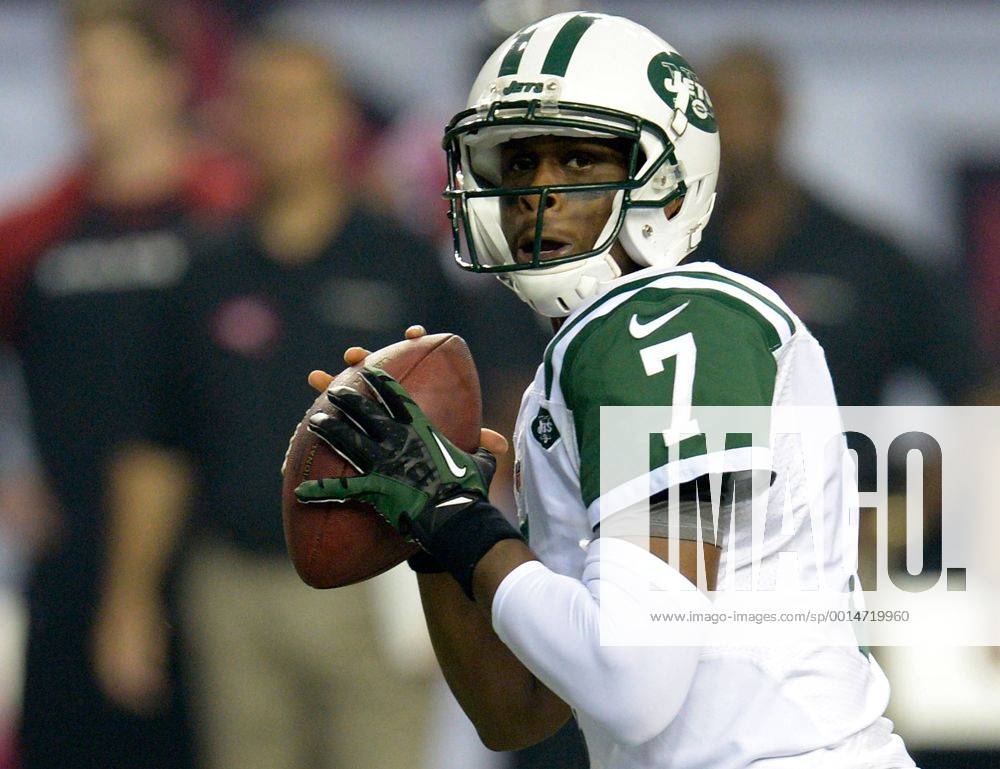 New York Jets quarterback Geno Smith looks downfield against the Atlanta Falcons during the first half at the Georgia Dome in Atlanta on October 7, 2013. Smith threw for two touchdowns in the first half. AJP2013100712