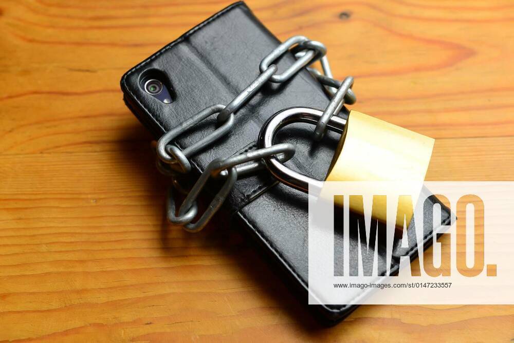 Privacy security chain with lock on the internet, 25.09.2021,