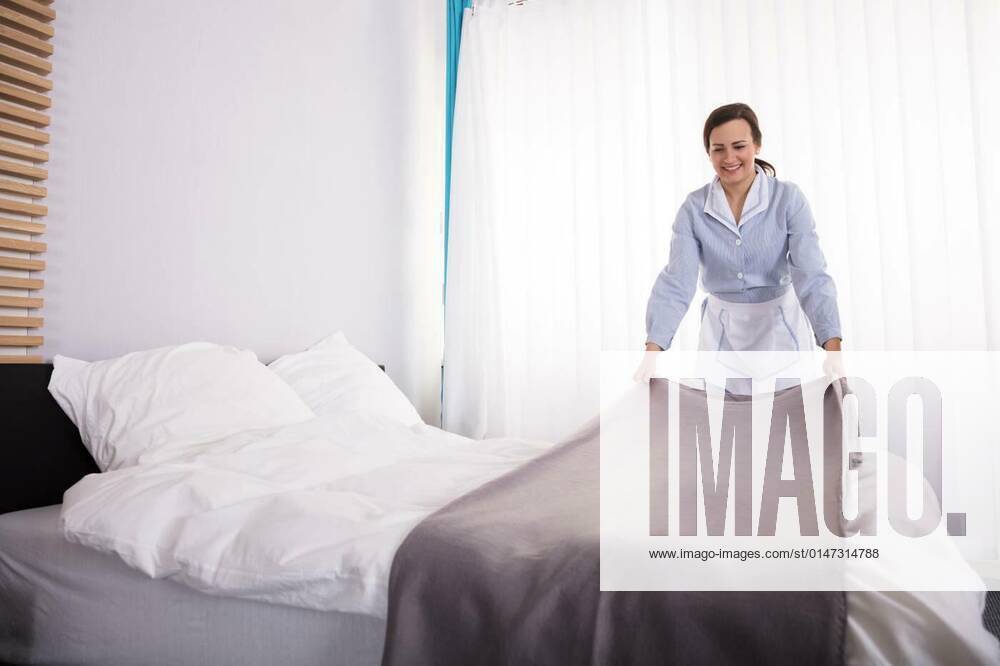 Housekeeper Making Bed In Hotel Room model released, Symbolfoto, 26.09.2021,