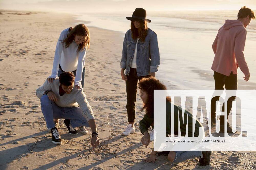 IMAGO Creative: Ende des Sommers Friends Playing Noughts And Crosses In Sand On Winter Beach model released, Symbolfoto, 27.09.2021,