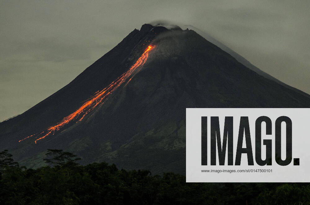 (220114) -- YOGYAKARTA, Jan. 14, 2022 -- The long exposure photo taken on Jan. 13, 2022 shows Mount Merapi spewing volcanic materials, as seen from Tunggularum village in Sleman district, Yogyakarta, Indonesia. (Photo by Xinhua) INDONESIA-YOGYAKARTA-MOUNT MERAPI AgungxSupriyanto