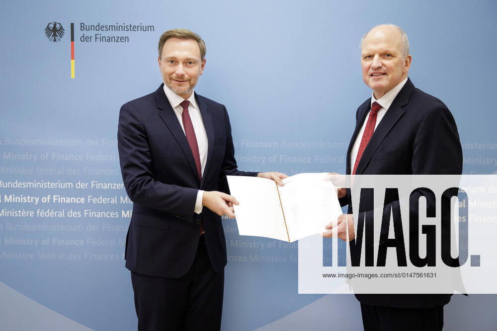 Urkundenuebergabe durch Christian Lindner, Bundesminister der Finanzen, (L) an Staatssekretaer Carsten Pillath (R) im Bundesministerium der Finanzen. Berlin, 14.01.2022. Berlin Deutschland