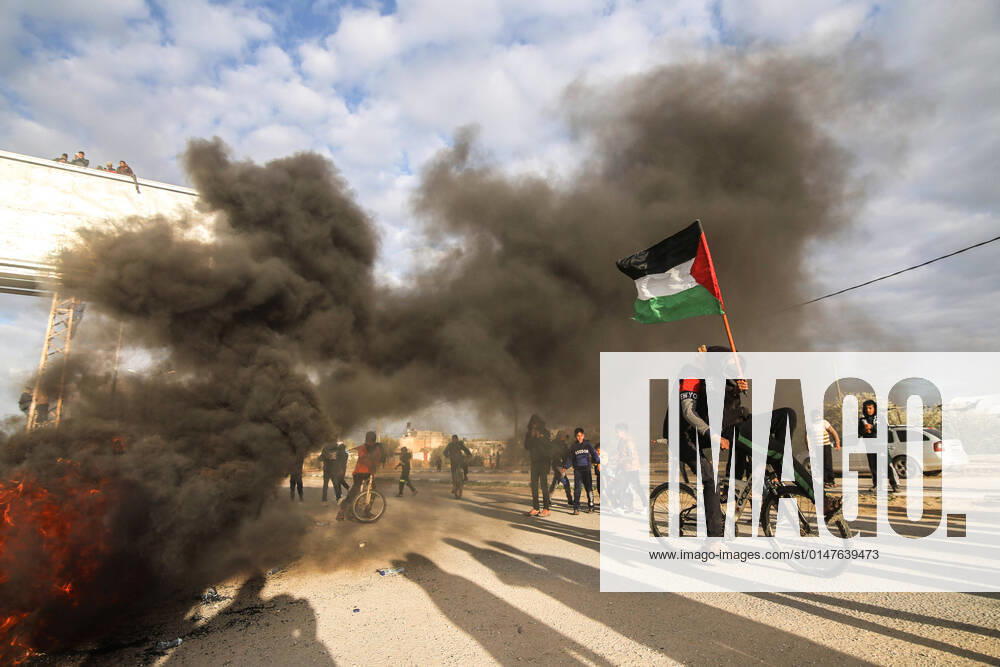 Protesters seen on a bicycle with a Palestinian flag, during the demonstration..Palestinians seen protesting in Rafah, in the southern Gaza Strip against Israel s confiscation of Palestinian lands and its razing in the Negev desert in southern Palestine. Gaza Gaza - ZUMAs197 20220114_zaa_s197_155