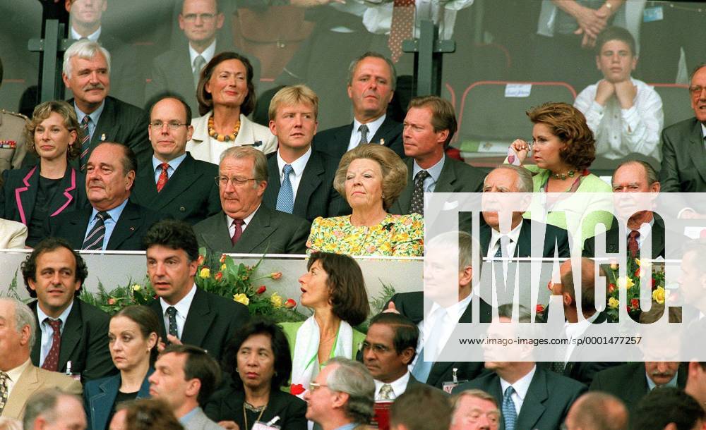 Fußball, EM Finale 2000 in Rotterdam, Frankreich - Italien 2-1 n.V. Ehrentribüne u.v.li.: FIFA Exekutivkomiteemitglied Michel Platini (Frankreich), FIFA Generalsekretär Michel Zen Ruffinen (Schweiz), Bundesinnenminister Otto Schily (2.v.re., Deutschland SPD); o.v.li.: Staatspräsident Jauques Chirac (Frankreich), ... Fußball EM Herren Europameisterschaft 2000, Länderspiel, Nationalmannschaft, Nationalteam, Finale, Endspiel, Vdig Totale Rotterdam