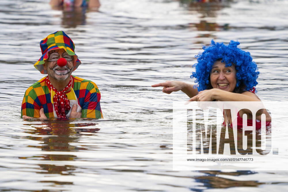 Zum Eisfasching im Orankesee in Berlin-Hohenschönhausen unter Coronaregeln trafen sich rund 70 Liebhaber des Eisbadens und Winterschwimmens aus zehn Vereinen der Republik. Die längste Anreise hatte ein Winterschwimmer aus Estland. Ausrichter des Eisfaschings bei einer Wassertemperatur von vier Grad war der Verein Berliner Seehunde. Foto: Volker Hohlfeld Eisfasching im Orankesee