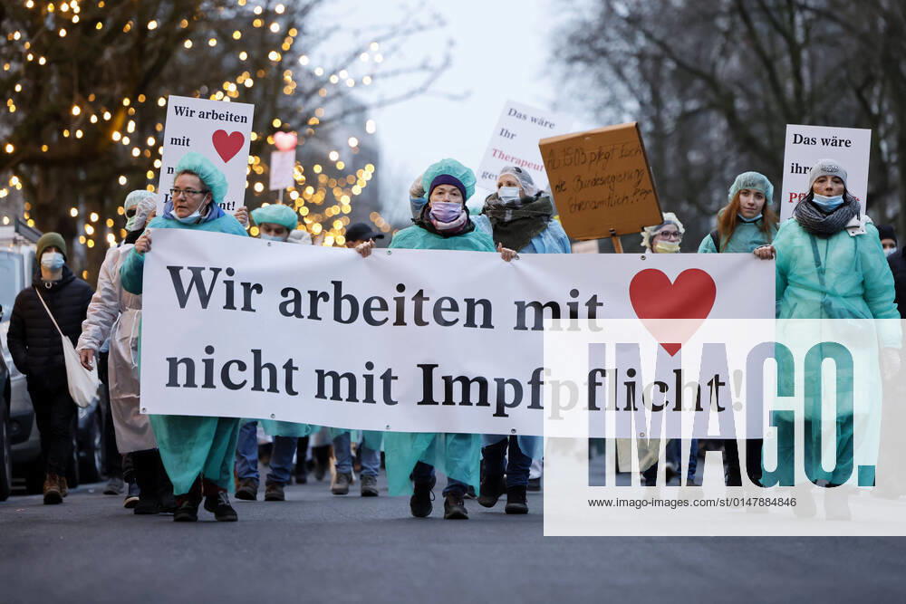 KW02 Bei einer angemeldeten Demo demonstrierten etwa 8000 Gegner einer Impfpflicht mit einem Spaziergang gegen die Corona-Maßnahmen der Bundesregierung - darunter auch viele Pflegekräfte, die wegen der Impfpflicht im Gesundheitsbereich ihren Job zu verlieren drohen. Düsseldorf