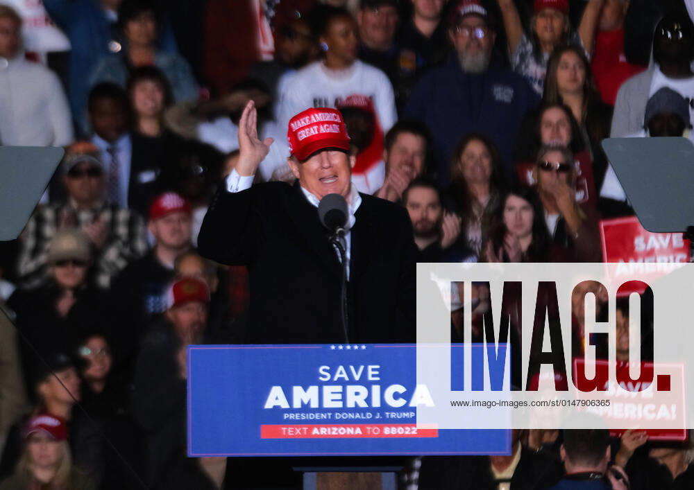 Florence, Arizona, U.S: Former President Donald Trump holds Save America rally at the Canyon Moon Ranch in Florence, Arizona. Supporters of President Trump as well as Arizona Republican politicians who have Trumps backing turned out by the tens of thousands in this rural Arizonan town to see the former Presidents first political rally of 2022. Florence U.S. - ZUMAb411 20220115_zap_b411_013