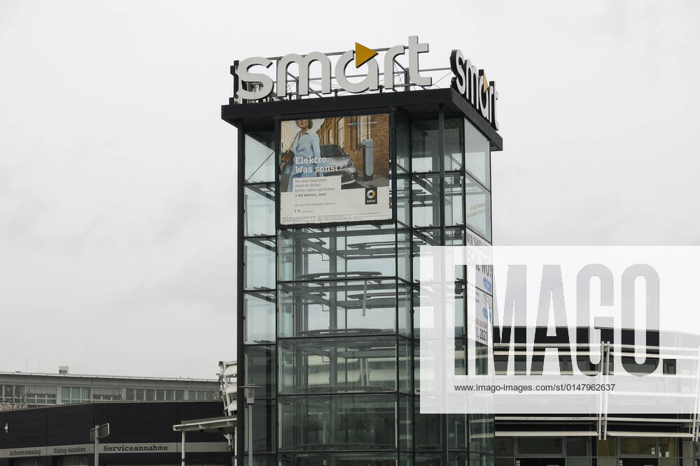 Geschlossenes Autohaus Smart Center. Der charakteristische Turm Tower Glasturm (das Smart Center Oberhausen war 1998 weltweit das Erste und wurde zum 01.11.2021 geschlossen) mit Smart Schriftzug Logo ist leer (ohne Autos). Smart Automobile ist seit 2020 ein Gemeinschaftsunternehmen von Mercedes Benz (Daimler) und Geely (Zhejiang Geely Holding Group).