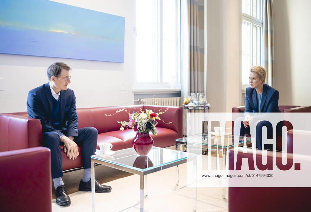 Bundesgesundheitsminister Karl Lauterbach (SPD), trifft die Ministerpraesidentin von Mecklenburg-Vorpommern, Manuela Schwesig (SPD) in Schwerin am 17.01.2022. Berlin Deutschland