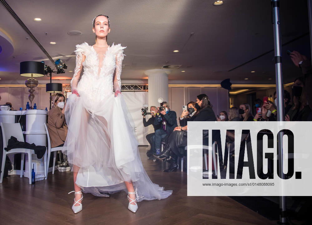 Frankfurt am Main, Sofitel Hotel Frankfurt Fashion Week 2022 Auftakt der Frankfurt Fashion Lounge im Sofitel Hotel an der Alten Oper mit Models glamourösen Kleidern, DFL regulations prohibit any use of photographs as image sequences and or quasi-video ES