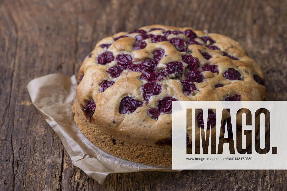 IMAGO Creative, Jahreszeit Sommer, Kirschen hausgemachte Kirschtorte auf Holz