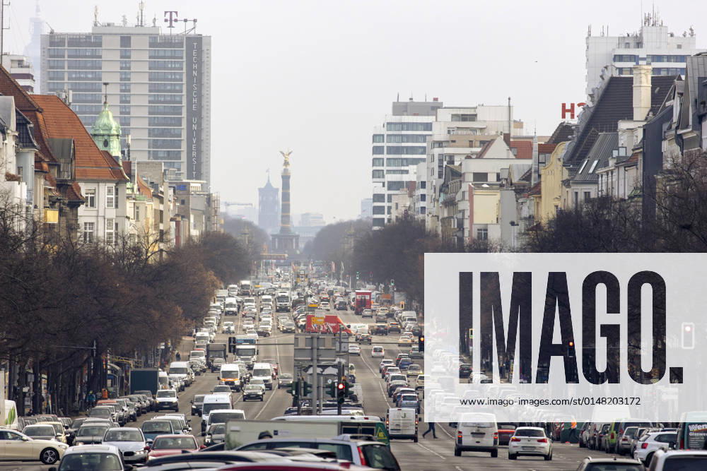 Straßenverkehr auf der Bismarckstraße mit Blick Richtung Siegessäule in Berlin. 19.01.2022, Berlin, GER - Straßenverkehr auf der Bismarckstraße mit Blick Richtung Siegessäule in Berlin., Berlin Berlin Deutschland Strassenverkehr Bismarckstrasse