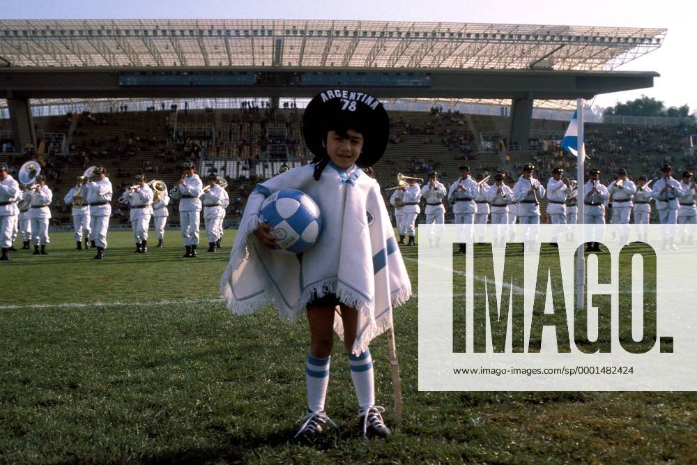 Ein kleiner lebendiger Gauchito, das Maskottchen des WM-Turniers von 1978, steht vor der letzten Vorrundenpartie der Gruppe 4 zwischen Schottland und den Niederlanden auf dem Rasen des Estadio San Martin in Mendoza Fußball WM Herren Weltmeisterschaft 1978, Nationalmannschaft, Nationalteam, Nationaltrikot, Länderspiel, Gruppe 4 Totale Estadio San Martin Mendoza