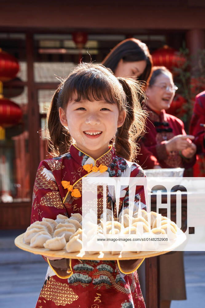 IMAGO Creative, Food, Dumplings Cute girl with dumplings China, 22 10 2021, model released,