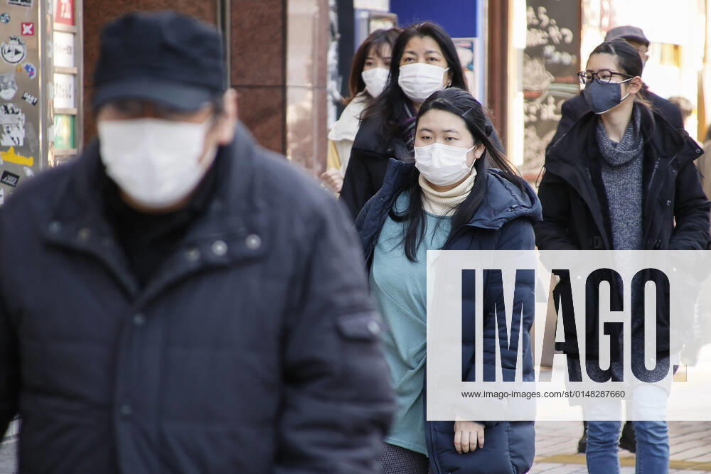 People wearing face masks walk in Tokyo s Shinjuku district. Tokyo confirmed 8,638 new cases of COVID-19 on Thursday after the capital reported 7,377 on Wednesday. Tokyo Japan - ZUMAm191 20220120_zap_m191_007