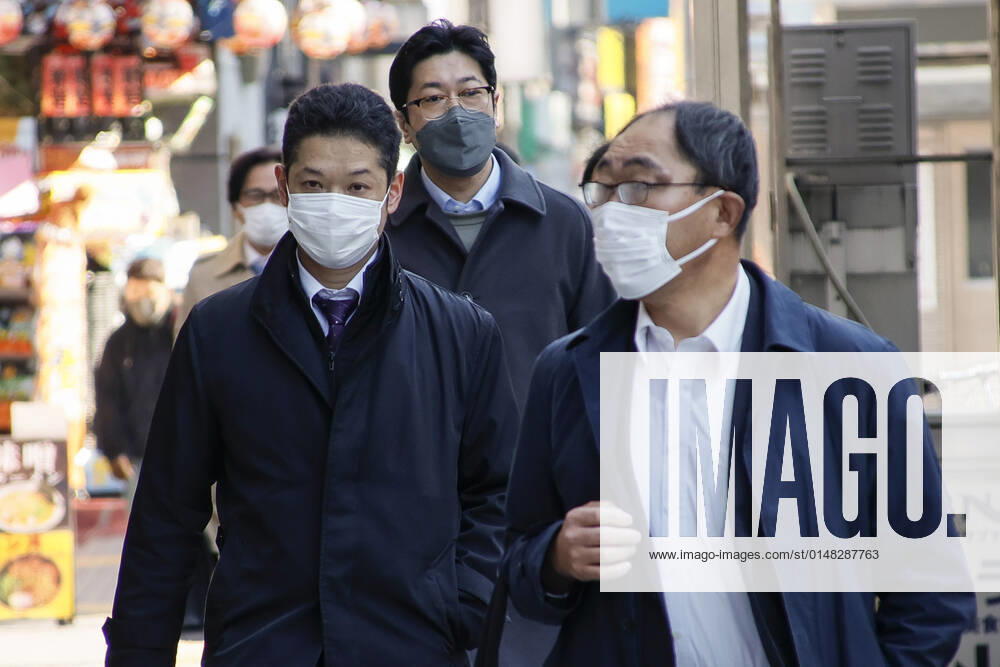 People wearing face masks walk in Tokyo s Shinjuku district. Tokyo confirmed 8,638 new cases of COVID-19 on Thursday after the capital reported 7,377 on Wednesday. Tokyo Japan - ZUMAm191 20220120_zap_m191_010
