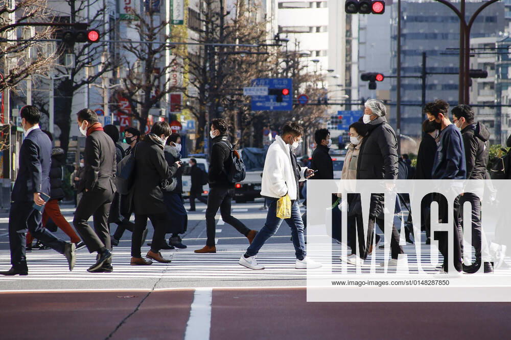 People wearing face masks walk in Tokyo s Shinjuku district. Tokyo confirmed 8,638 new cases of COVID-19 on Thursday after the capital reported 7,377 on Wednesday. Tokyo Japan - ZUMAm191 20220120_zap_m191_012
