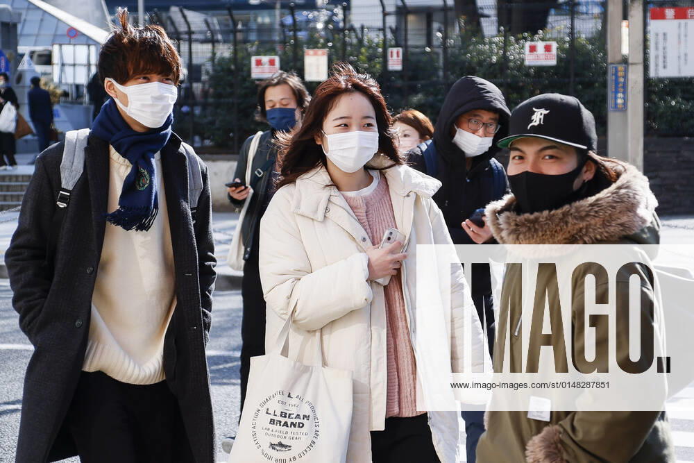 People wearing face masks walk in Tokyo s Shinjuku district. Tokyo confirmed 8,638 new cases of COVID-19 on Thursday after the capital reported 7,377 on Wednesday. Tokyo Japan - ZUMAm191 20220120_zap_m191_013