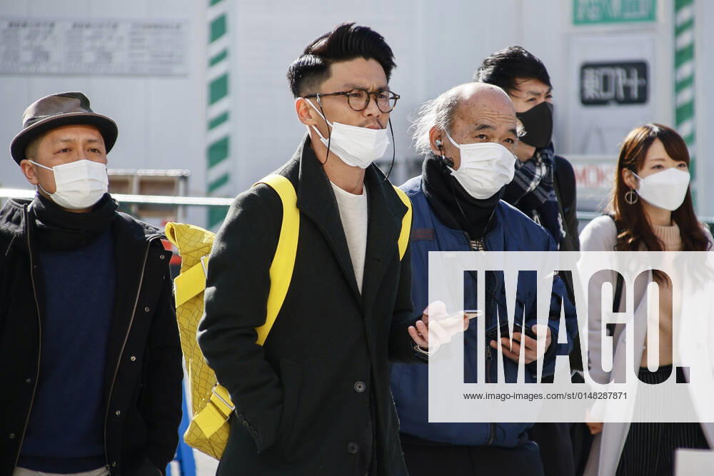 People wearing face masks walk in Tokyo s Shinjuku district. Tokyo confirmed 8,638 new cases of COVID-19 on Thursday after the capital reported 7,377 on Wednesday. Tokyo Japan - ZUMAm191 20220120_zap_m191_014