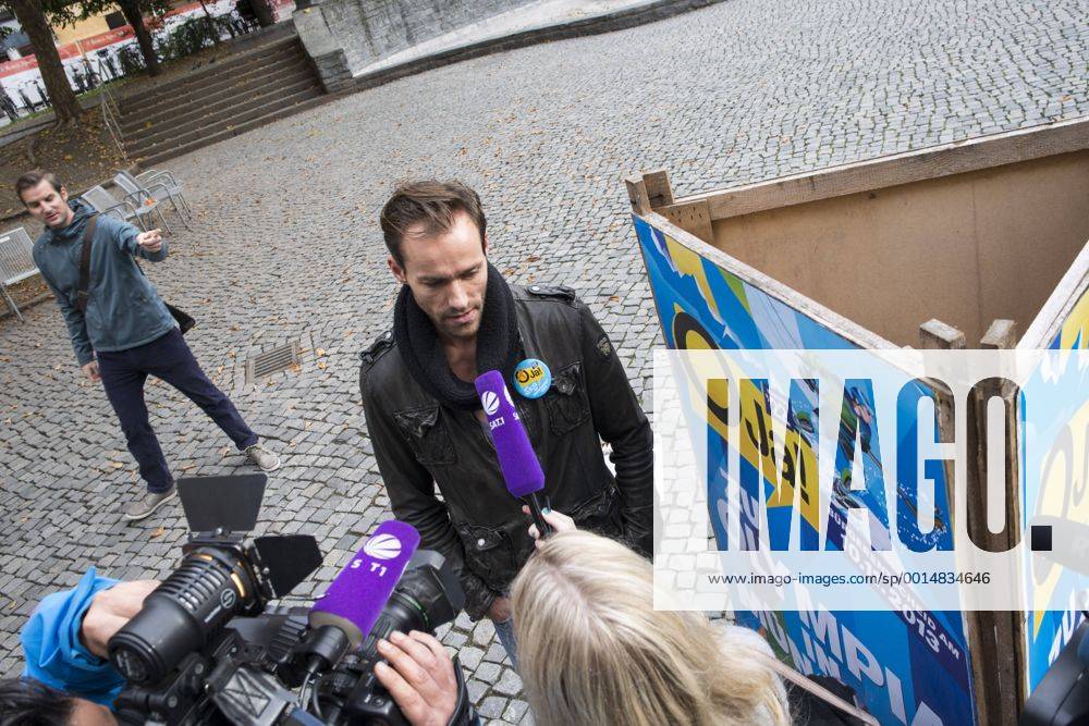 Plakataktion Buergerbegehren pro Olympia 2022, Rindermarkt, München. 22.12.2013 Thomas Muderlak, der Geschäftsführer der BMW Welt, Vorstandssprecher der Tourismus Initiative München, Mitbegründer des Team München 2022 und Sven Hannawald, Skispringer und Rennfahrer kleben Plakate Â