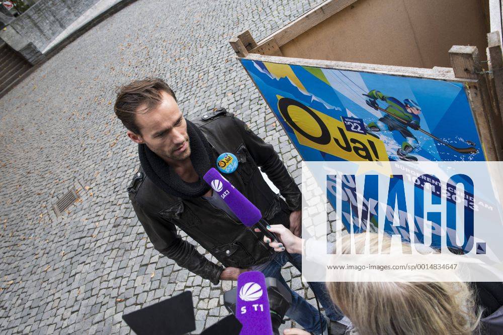 Plakataktion Buergerbegehren pro Olympia 2022, Rindermarkt, München. 22.12.2013 Thomas Muderlak, der Geschäftsführer der BMW Welt, Vorstandssprecher der Tourismus Initiative München, Mitbegründer des Team München 2022 und Sven Hannawald, Skispringer und Rennfahrer kleben Plakate Â