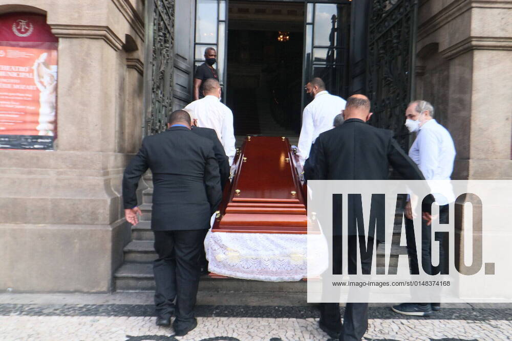 Bilder des Jahres 2022, Entertainment 01 Januar Entertainment Themen der Woche KW03 Wake of Brazilian singer Elza Soares. J January 21, 2022. Brazil, Rio de Janeiro: The body of singer Elza Soares arrives for the wake at the Municipal Theater of Rio de Janeiro. One of the greatest singers in Brazil, Elza died at home, of natural causes, at the age of 91. , for the funeral. The ceremony starts closed to family and friends, from 8 am to 10 am, and opens to the public from 10 am to 2 pm. (Foto: Jose Lucena TheNews2 imago images) Wake of Brazilian singer Elza Soares. J