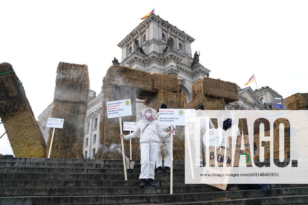 Demo in Berlin: Wir haben es satt! GER, Berlin, 20220122, Demo in Berlin: Wir haben es satt!, Agrar und Ernährungswende, bündnis fordert schnelle Schritte beim umbau der Landwirtschaft, vor dem Reichstag, Strohballen, mit der Schrift, AGRARWENDE JETZT