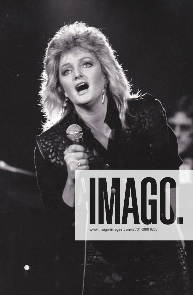 Bonnie Tyler performs circa 1983