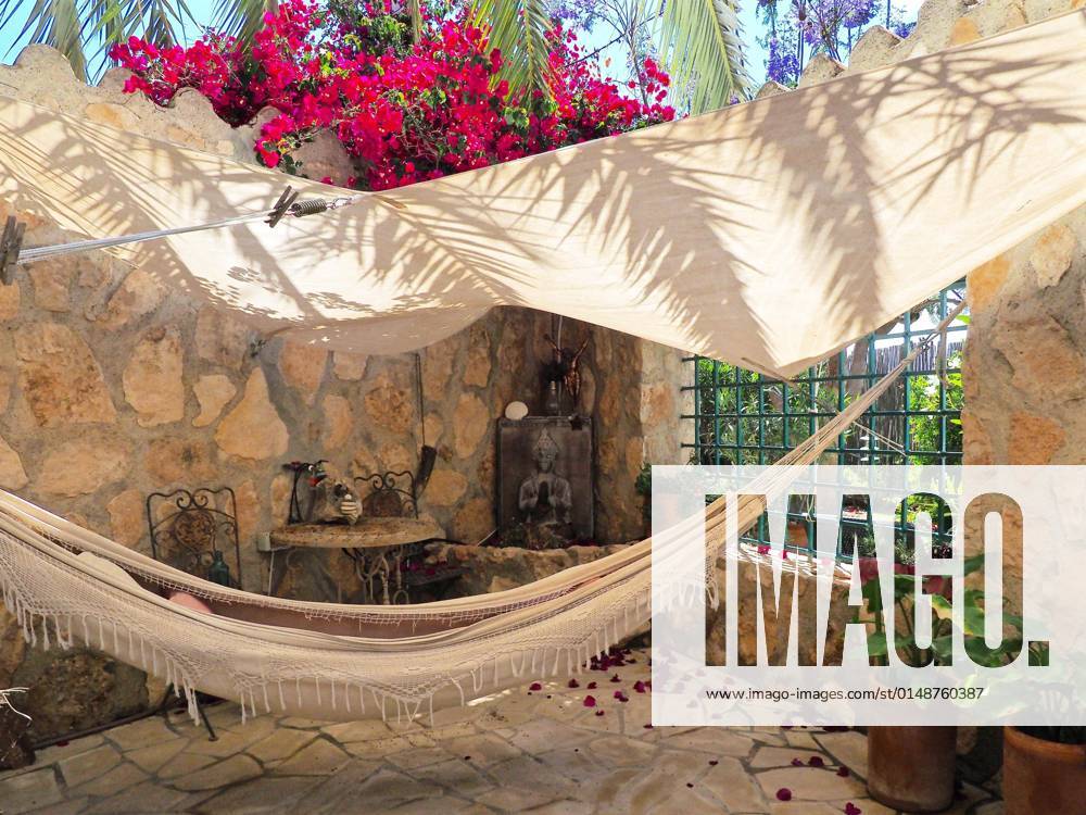 IMAGO Creative, Sommer, Schatten-Plätze bei Hitze Romantische Ecke mit Hängematte und Sonnensegel, Casa del Águila, Andalusien, Spanien, Europa