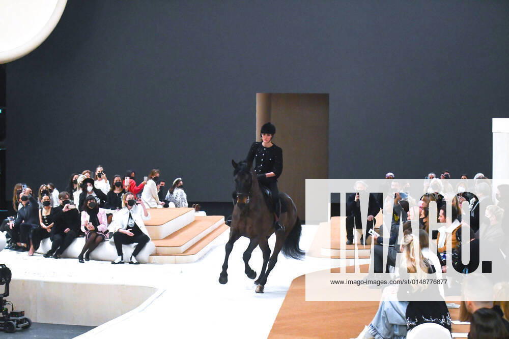 PFW Chanel: Charlotte Casiraghi defile a cheval sous le regarde de Dimitri Rassam Paris Fashion Week: Chanel show: Charlotte Casiraghi parades on horseback under the watchful eye of Dimitri Rassam 276582 2022-01-25 Paris France Casiraghi, Charlotte (Monaco)