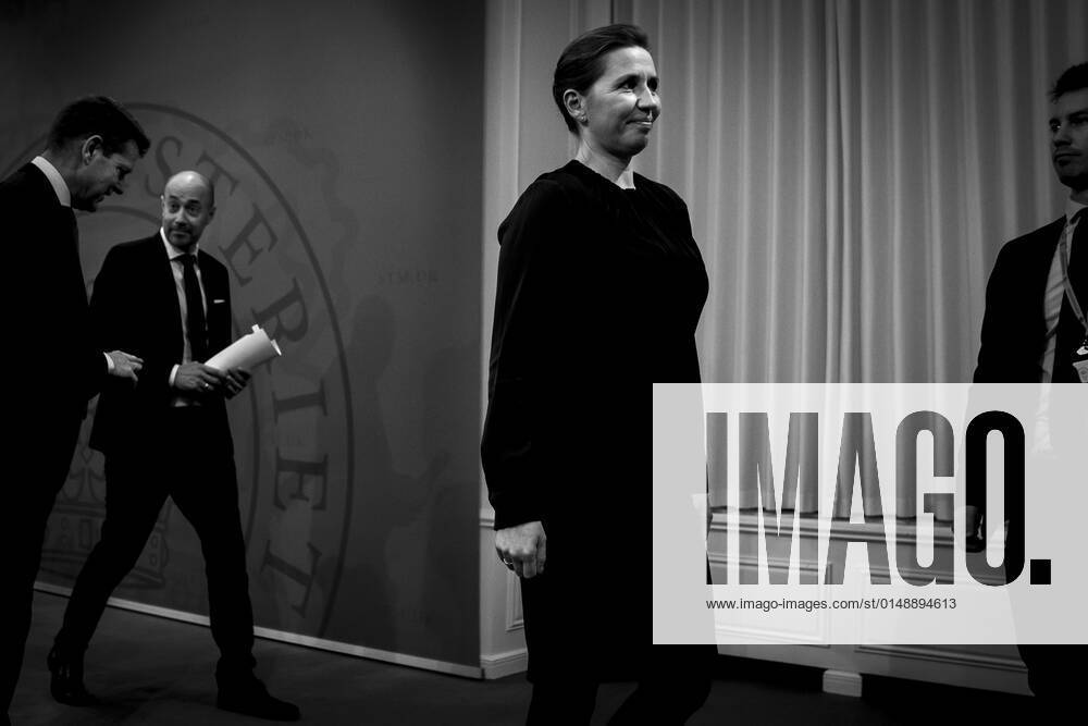 Statsminister Mette Frederiksen (S), Sundhedsminister Magnus Heunicke (S) og direktoer i Sundhedsstyrelsen Soeren Brostroem efter pressemoede om coronasituationen i Spejlsalen i Statsministeriet, onsdag den 26. januar 2022.. , Copenhagen Denmark