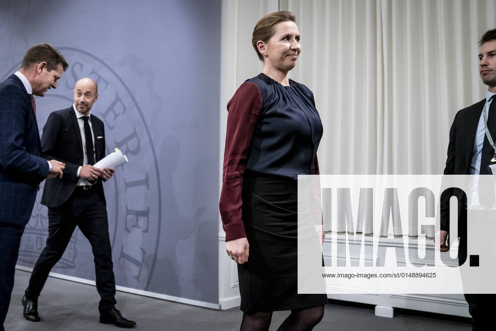 Statsminister Mette Frederiksen (S), Sundhedsminister Magnus Heunicke (S) og direktoer i Sundhedsstyrelsen Soeren Brostroem efter pressemoede om coronasituationen i Spejlsalen i Statsministeriet, onsdag den 26. januar 2022.. , Copenhagen Denmark