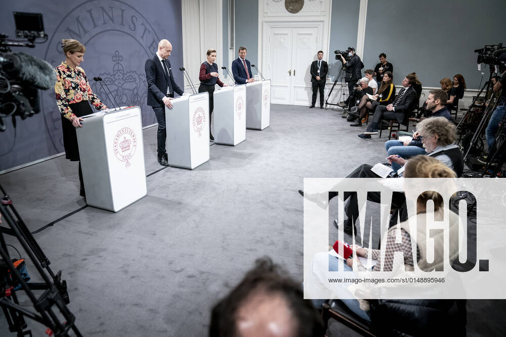 Statsminister Mette Frederiksen (S), Sundhedsminister Magnus Heunicke (S), faglig direktoer i Statens Serum Institut Tyra Grove Krause og direktoer i Sundhedsstyrelsen Soeren Brostroem under pressemoede om coronasituationen i Spejlsalen i Statsministeriet, onsdag den 26. januar 2022.. , Copenhagen Denmark