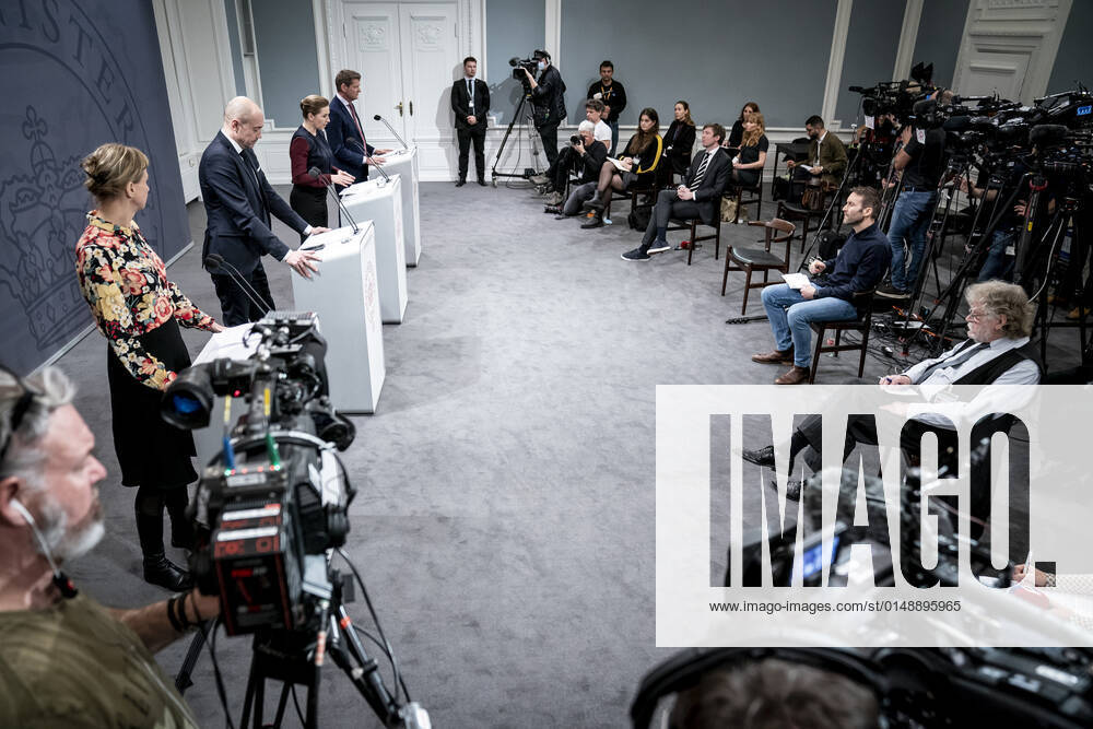 Statsminister Mette Frederiksen (S), Sundhedsminister Magnus Heunicke (S), faglig direktoer i Statens Serum Institut Tyra Grove Krause og direktoer i Sundhedsstyrelsen Soeren Brostroem under pressemoede om coronasituationen i Spejlsalen i Statsministeriet, onsdag den 26. januar 2022.. , Copenhagen Denmark